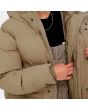 Mujer con abrigo impermeable Carhartt WIP Erie Coat beige bolsillo interior