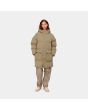 Mujer con abrigo impermeable Carhartt WIP Erie Coat beige frontal