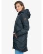 Mujer con chaqueta larga impermeable Roxy Storm Warning negra lateral
