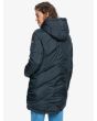 Mujer con chaqueta larga impermeable Roxy Storm Warning negra posterior