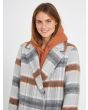 Mujer con abrigo Volcom Played gris multicolor detalle