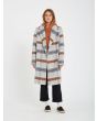 Mujer con abrigo Volcom Played gris multicolor frontal 3