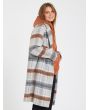 Mujer con abrigo Volcom Played gris multicolor derecha