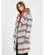 Mujer con abrigo Volcom Played gris multicolor izquierda