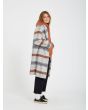 Mujer con abrigo Volcom Played gris multicolor lateral