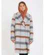 Mujer con abrigo Volcom Played gris multicolor frontal 2