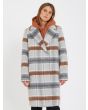 Mujer con abrigo Volcom Played gris multicolor frontal