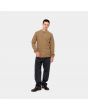 Hombre con jersey de lana Carhartt WIP Anglistic Sweater marrón frontal