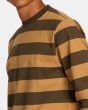 Hombre con Camiseta de manga larga RVCA Chainmail Stripe Camel rayas