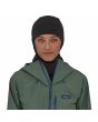 Mujer con Pasamontañas Patagonia Balaclava Negro Unisex bajo la barbilla