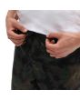 Hombre con bañador surfero Vans Voyage Trunk 2 estampado camuflaje cordón