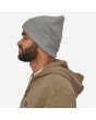 Hombre con Gorro Patagonia Everyday Beanie gris Unisex lateral