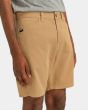 Hombre con short Element Sawyer 18" caqui bolsillo frontal