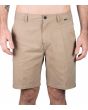 Hombre con bermudas Hurley Pleasure Point 20" Chino Shorts Khaki