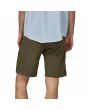 Hombre con bermudas de senderismo Patagonia Men's Altvia Trail Shorts 10" Verdes posterior