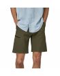 Hombre con bermudas de senderismo Patagonia Men's Altvia Trail Shorts 10" Verdes