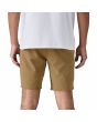 Hombre con bermudas híbridas Patagonia Hydropeak Hybrid  Walk Shorts 18" Slab Khaki posterior
