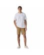Hombre con bermudas híbridas Patagonia Hydropeak Hybrid  Walk Shorts 18" Slab Khaki slim fit