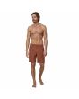 Hombre con Pantalón corto híbrido Patagonia Men's Hydropeak Hybrid Walk Shorts 19" marrón frontal 