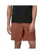 Hombre con Pantalón corto híbrido Patagonia Men's Hydropeak Hybrid Walk Shorts 19" marrón