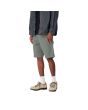 Hombre con bermudas Carhartt WIP Single Knee Short Verdes lateral