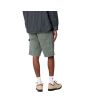 Hombre con bermudas Carhartt WIP Single Knee Short Verdes posterior