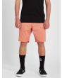 Hombre con bermudas Volcom Frickin Modern Stretch 19" Naranjas