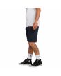 Hombre con pantalón corto estilo chino Volcom Frickin Modern Stretch 21" azul marino lateral