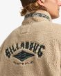 Hombre con sudadera sherpa con media cremallera Billabong Boundary Tombstone Desert logo espalda