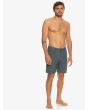 Hombre con Boardshort Anfibio Quiksilver Nelson Drytwill 18" Gris frontal