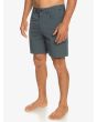 Hombre con Boardshort Anfibio Quiksilver Nelson Drytwill 18" Gris lateral