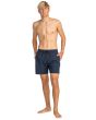 Hombre con short de natación Billabong All Day Layback 16'' Azul Marino frontal