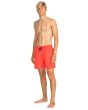 Hombre con short de natación Billabong All Day Layback 16" Rojo frontal