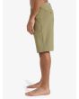 Hombre con bermudas sumergibles Quiksilver Union Amphibian 20'' Aloe lateral
