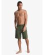 Hombre con Boardshort Quiksilver Union Amphibian 20'' verde Grape Leaf pierna recta