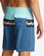 Hombre con Bañador Boardshort Performance Billabong Momentum Pro 19" azul bolsillo