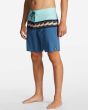 Hombre con Bañador Boardshort Performance Billabong Momentum Pro 19" azul izquierda