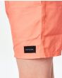 Niño con bañador Rip Curl Offset Volley Coral etiqueta logo