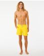Hombre con Bañador Boardshort Rip Curl Offset Volley 15" Amarillo frontal