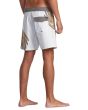 Hombre con Bañador Boardshort RVCA Cross Up Trunk 16' Camel bolsillo