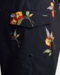 Hombre con Bañador Boardshort RVCA Restless Trunk 18" negro floral detalle bolsillo