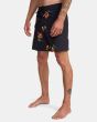 Hombre con Bañador Boardshort RVCA Restless Trunk 18" negro floral izquierda