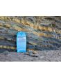 Bodyboard GT Boards Fire 41'' apoyado en la pared de roca - bottom azul 