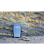 Bodyboard GT Boards Fire 41'' apoyado en la pared de roca - deck azul medianoche 