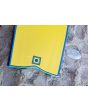 Detalle tail Fish del bodyboard GT Paulo Costa sobre la arena - slick amarillo con logo