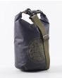 Mochila estanca Rip Curl Surf Series Barrel Bag 5L en color negro y asa verde militar lateral 