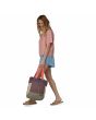 Mujer con bolso de mano convertible en mochila Patagonia Ultralight Black Hole Tote Pack 27 Litros Husk Tan Unisex