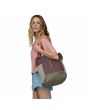 Mujer con bolsa de hombro convertible en mochila Patagonia Ultralight Black Hole Tote Pack 27 Litros Husk Tan Unisex