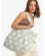 Mujer con bolsa de playa Roxy Anti Bad Vibes Basil Party Waves al hombro