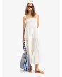 Mujer con vestido largo sosteniendo la Bolsa de playa Roxy Fairy Beach Azul